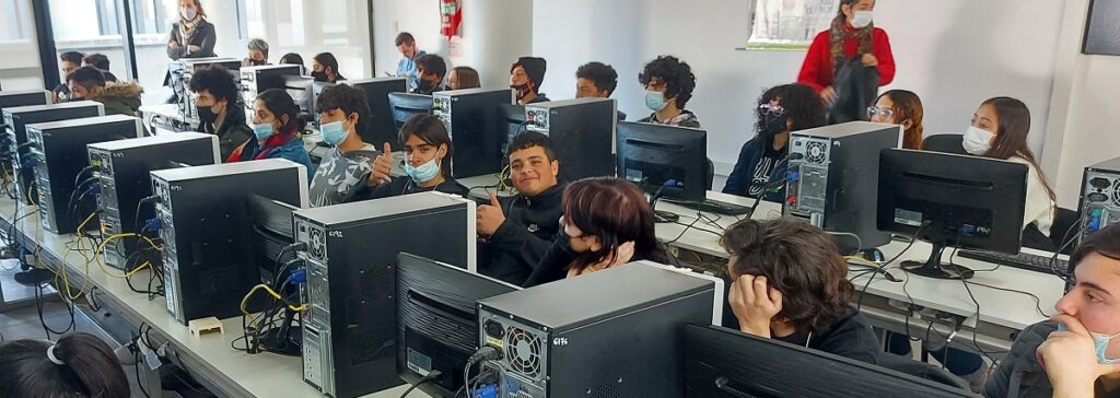 Estudiantes secundarios con computadoras en el taller de Extensión en vínculo con escuelas secundarias