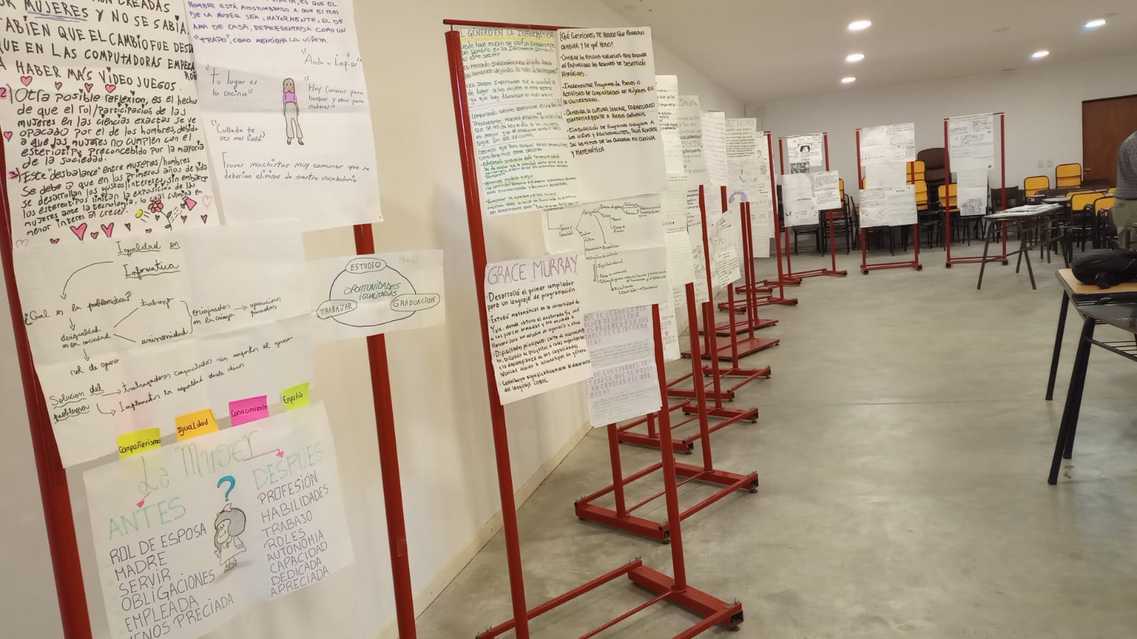 La muestra de paneles con los trabajos de estudiantes ingresantes en el marco del TIVU. Están en el aula 14 de planta baja de la Facultad de Informática.