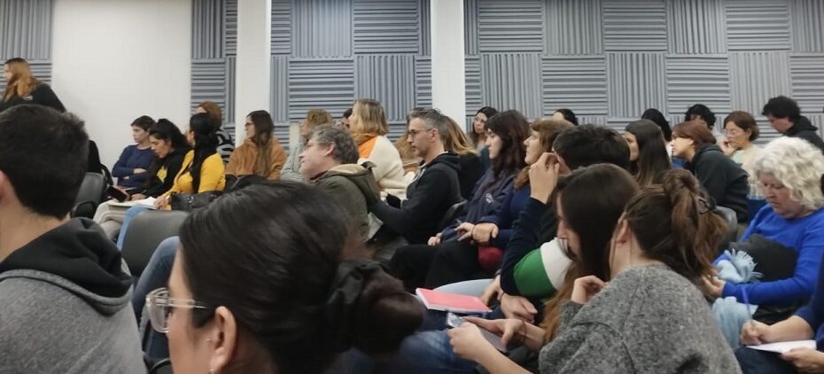 Los participantes reunidos en el aula del edificio Karakachoff de la UNLP en la Jornada para equipos de extensionistas de la UNLP