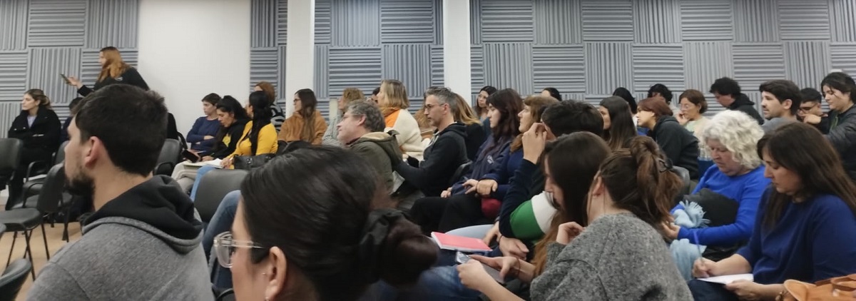 Los participantes reunidos en el aula del edificio Karakachoff de la UNLP en la Jornada para equipos de extensionistas de la UNLP